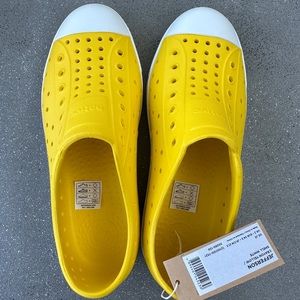 Native Jefferson kids shoes - J3 - crayon yellow - NWT, in box,